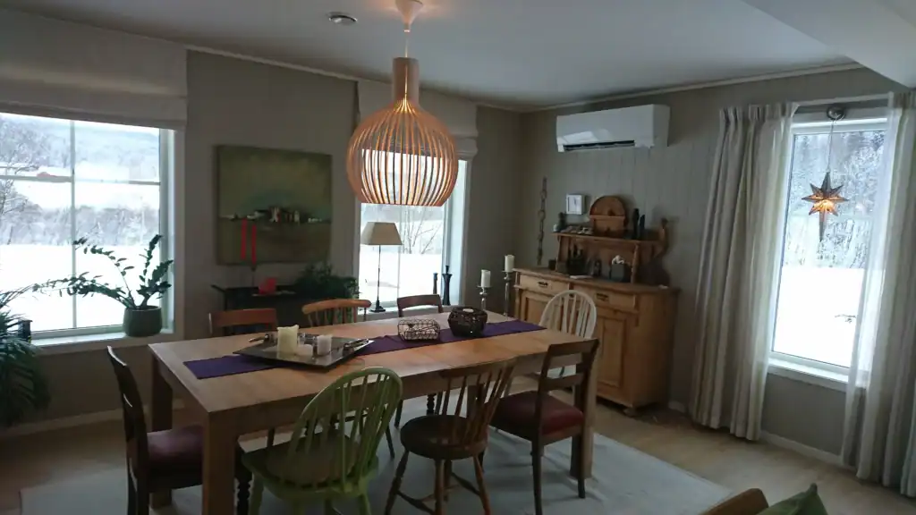 Rustikk spisestue med store vinduer og tradisjonelt tre-møbler, koselig hjemmekoselig atmosfære, perfekte omgivelser for familietreff og middagskos.